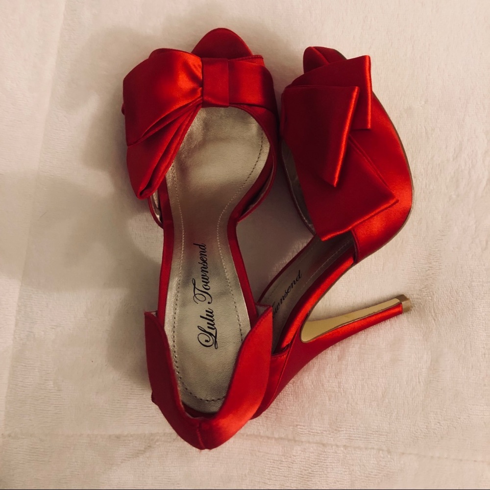 Lulu Townsend Christmas Red Satin peep toe pump 7